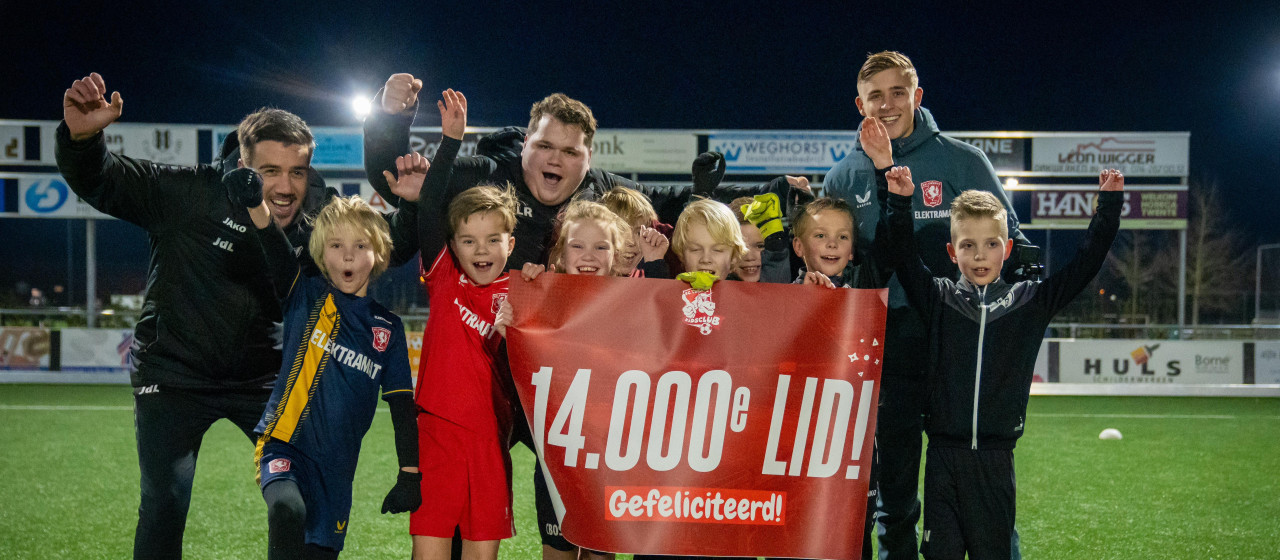 14.000e jeugdlid van FC Twente verrast door Max Bruns