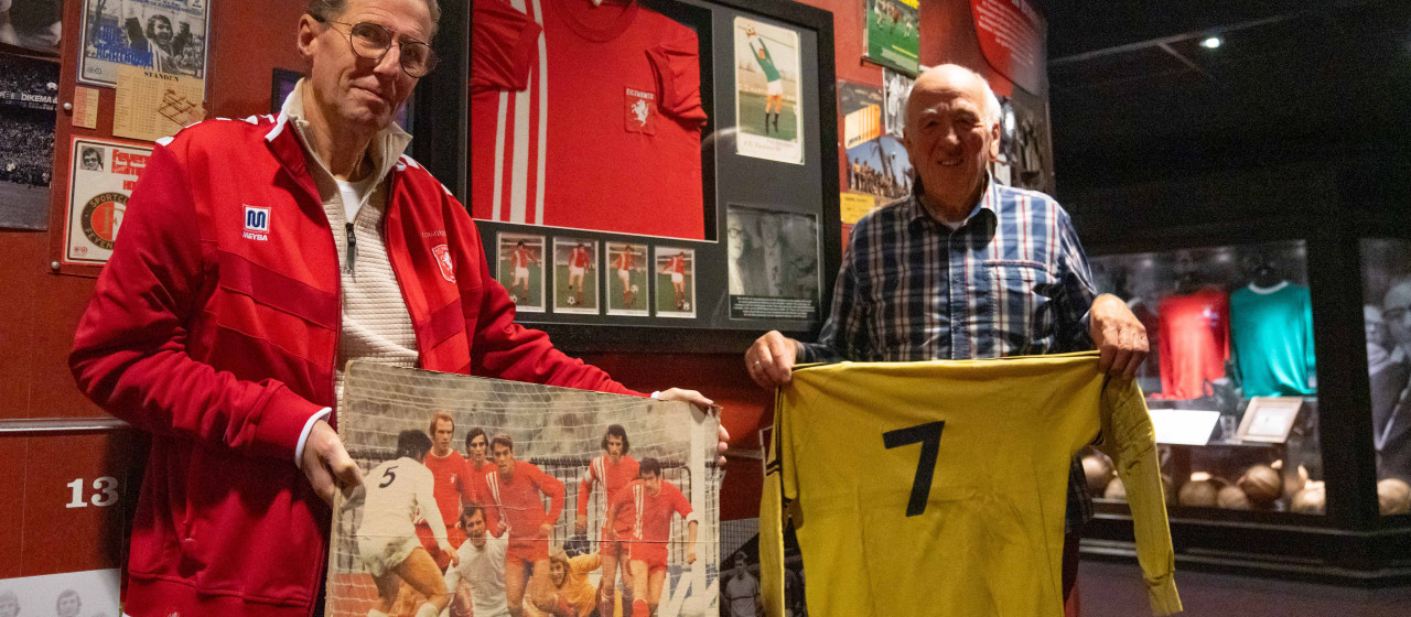 Supporter schenkt uniek keepersshirt van Piet Schrijvers 